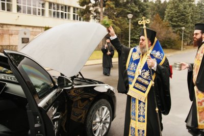 Белоградчишкият епископ Поликарп освети три новопридобити бронирани автомобила Mercedes които
