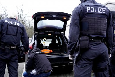 Европол залови 19 души за трафик на мигранти