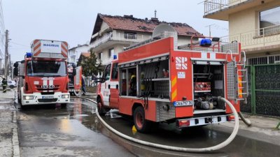 Триетажна жилищна сграда се е запалила в столичния квартал Горубляне