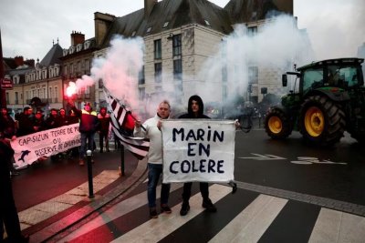 Гневни фермери нахлуха в компания за млечни продукти във Франция 