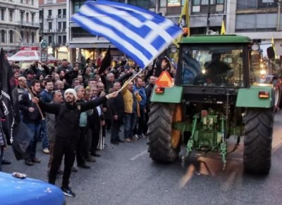 Гръцки фермери влизат в Атина с трактори