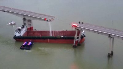 Кораб срути мост в Китай, има жертви и ранени