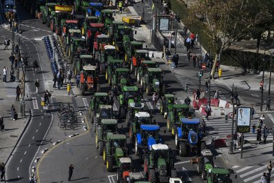 Испанските фермери със стотици трактори влязоха в Мадрид