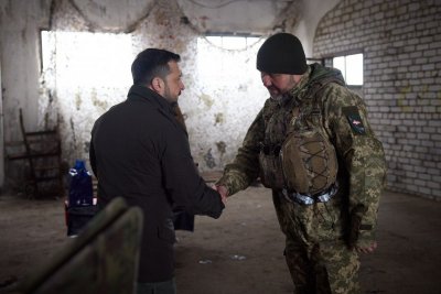 Украинският президент Володимир Зеленски посети североизточния сектор на фронтовата линия