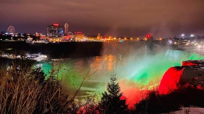 Осветяват Ниагарския водопад в бяло, зелено, червено за 3 март