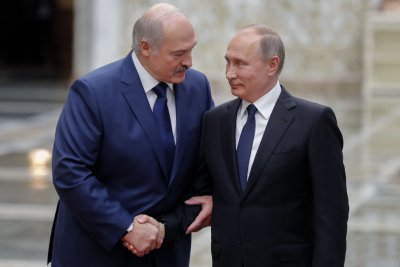 Лукашенко отхвърли обединение с Москва, но остава зад Путин