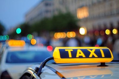 Таксиметров шофьор блъснал 60 годишна жена на пешеходна пътека в центъра