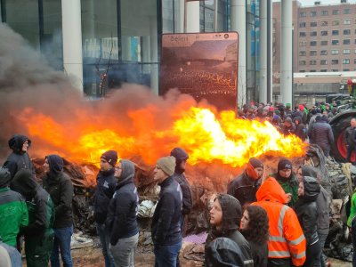 Фермери се сблъскаха с полицията в Брюксел (ВИДЕО)