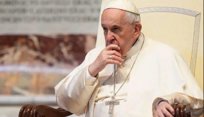 Кощунство: Свещеници пожелали папа Франциск да отиде по-скоро на небето