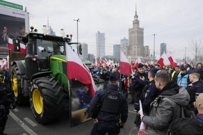 Хиляди полски фермери излязоха на протест във Варшава днес срещу вноса на храни