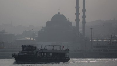 Движението на кораби през истанбулския пролив Босфор временно е преустановено