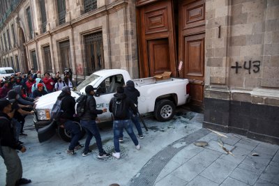 Протести разбиха вратата на президентския дворец в Мексико