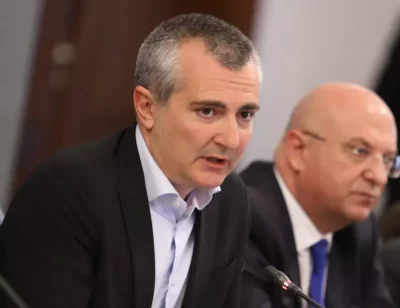 Министърът на спорта Димитър Илиев заяви че подава оставка Не