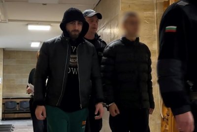 Мъжът и тийнейджърът, обвинени в изнасилване на 21-годишна в Пловдив, поискаха да излязат от ареста