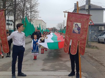 300-метрово знаме опънаха в Елин Пелин по повод 3 март (СНИМКИ)