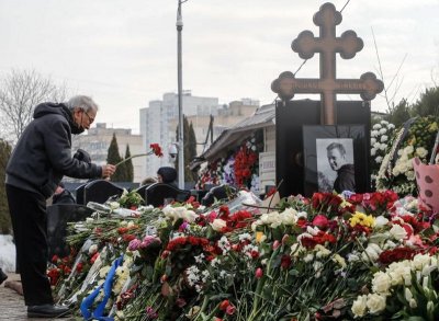 В Москва продължават да отдават почит към Навални 