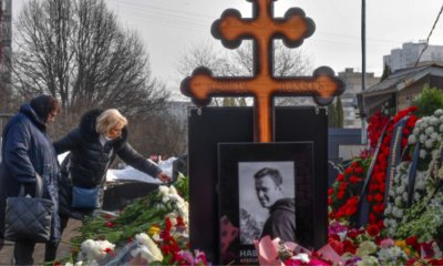 Стотици продължават да се стичат на гроба на Навални