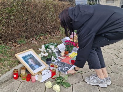 Столичани поднесоха пред посолството на Русия цветя в памет на
