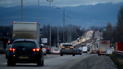 След дългата почивка: Трафик на ГКПП-тата с Румъния и Сърбия, катастрофа на северната тангента