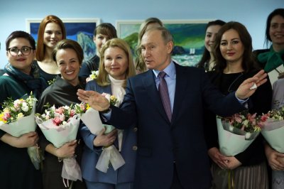 По случай 8 март Путин помилва 52 осъдени жени