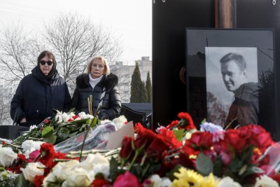 Майката на Навални занесе цветя на гроба на сина си, ден след погребението му