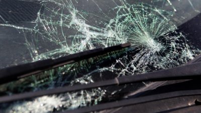 Изпочупиха стъкла на 9 коли в Казанлък