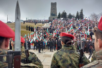 Хиляди се събраха на връх Шипка за националния ни празник