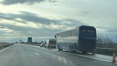 Инцидент на АМ Тракия автобус и кола се удариха