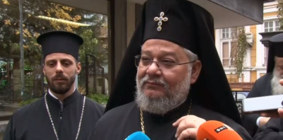 Пред сградата на Светия синод изявление дава старозагорският митрополит Киприан