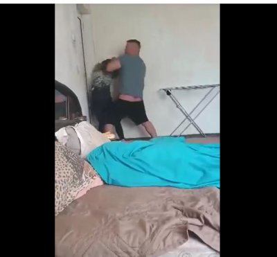 Видеоклип на който се вижда как мъж удря и блъска