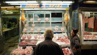 Намаляват цените на основни храни в гръцките магазини