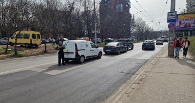 Катастрофа между два автомобила затруднява движението на столичния булевард Петко