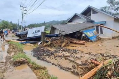 Проливни дъждове доведоха до внезапни наводнения и свлачища на остров