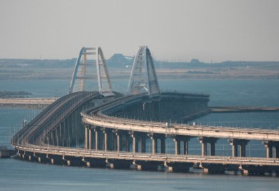 Движението на автомобили временно беше спряно над Кримския мост съобщиха