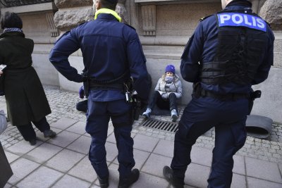 Шведската полиция принудително отстрани днес екоактивистката Грета Тунберг и други