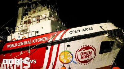 Отплаването на кораба Oупън армс натоварен с хуманитарни помощи за