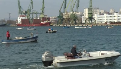 Рибари акостираха демонстративно с кораби и лодки на Морската гара