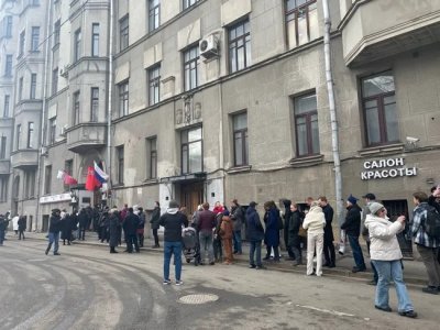 Опашки пред секциите в Русия по призива "На обед срещу Путин" (СНИМКИ)