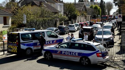 Девет ареста след нападение срещу полицейски участък в Париж