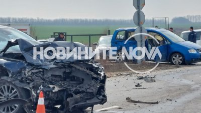 Пътят Добрич  Варна е затворен заради верижна катастрофа Трима