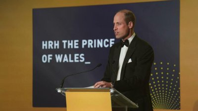 Британският престолонаследник принц Уилям почете майка си   покойната принцеса Даяна на церемония