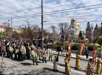 Започна литийното шествие което ще съпроводи патриарх Неофит в последния