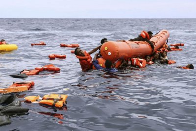 Осем мигранти загинаха при потъване на лодка
