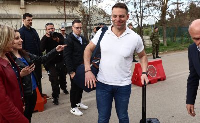 Гръцкият опозиционен лидер Стефанос Каселакис влезе в казармата