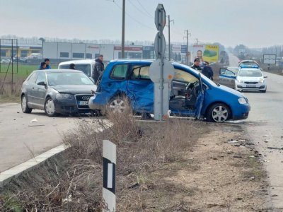 Трима души са пострадали при катастрофа на входа на автоморга в Добрич (СНИМКИ)