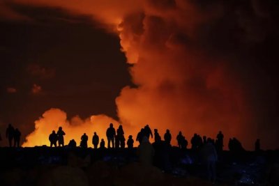 Потоци от лава осветиха нощта след изригването на вулкан в