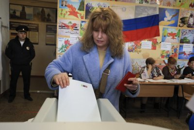 Жена изля зелена боя в урна за гласуване в Русия