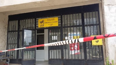 Нелепо: Шофьор се заби в стълбите на пощата в Тополовград и загина