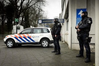 Нидерландската полиция съобщи че горящ предмет е бил хвърлен в израелското