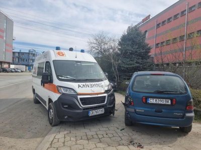 Линейка и автомобил катастрофираха на кръстовището между улиците Калояновско шосе